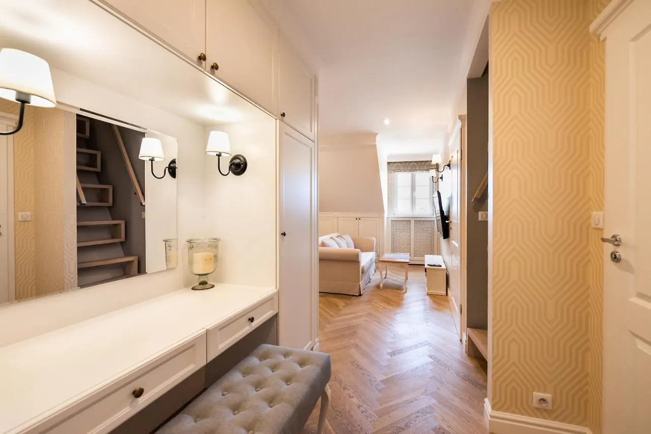 Lovely Apartment In The Heart Of Warszawa