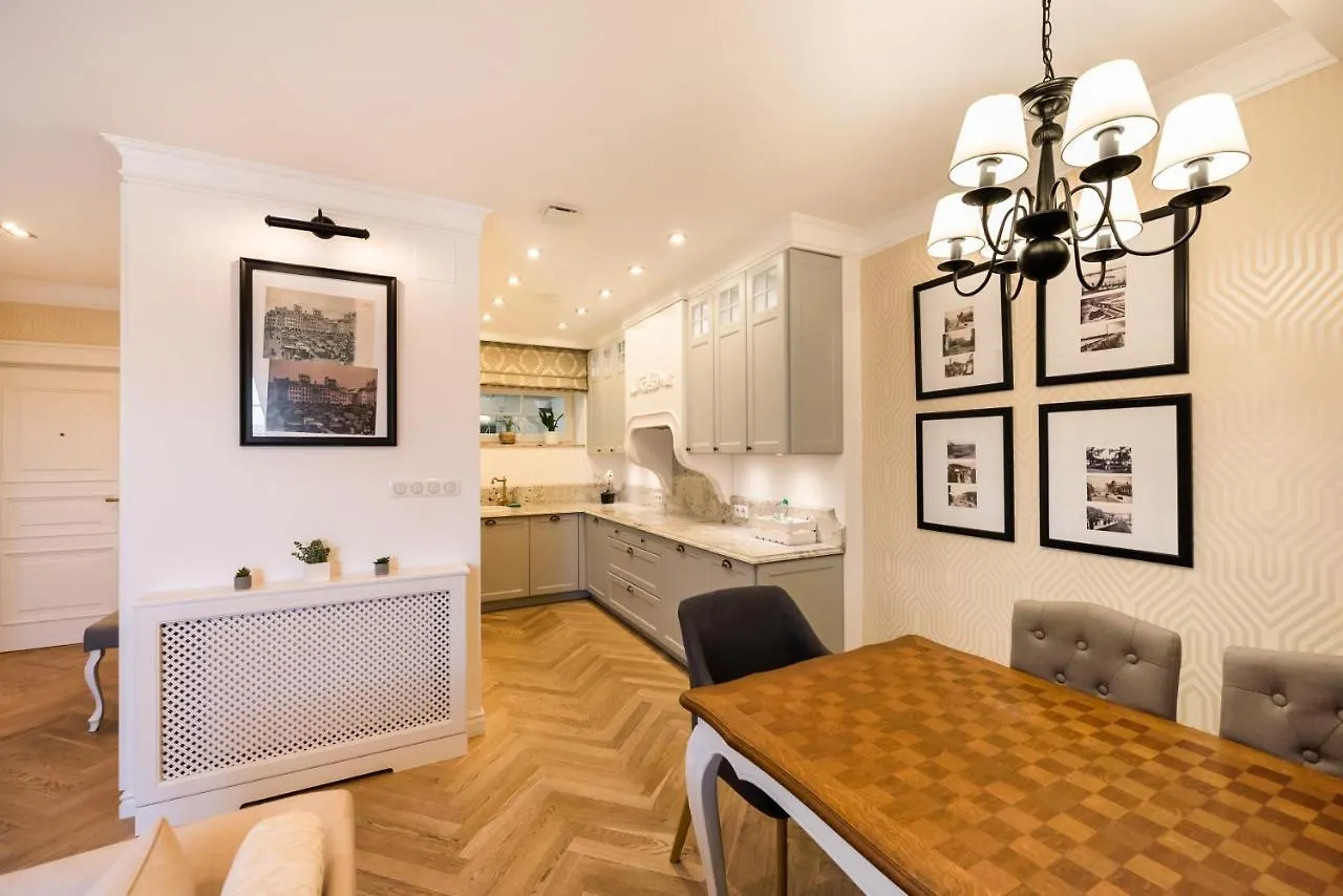Lovely Apartment In The Heart Of Warszawa
